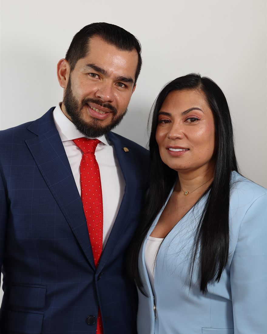 El Dr. Aníbal Navarro Escobar junto a Sandra Enríquez Gómez, del Centro de Especialistas Forenses